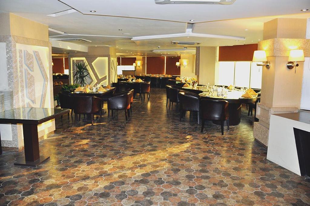 Fort Continental Hotel Péšávar Exteriér fotografie