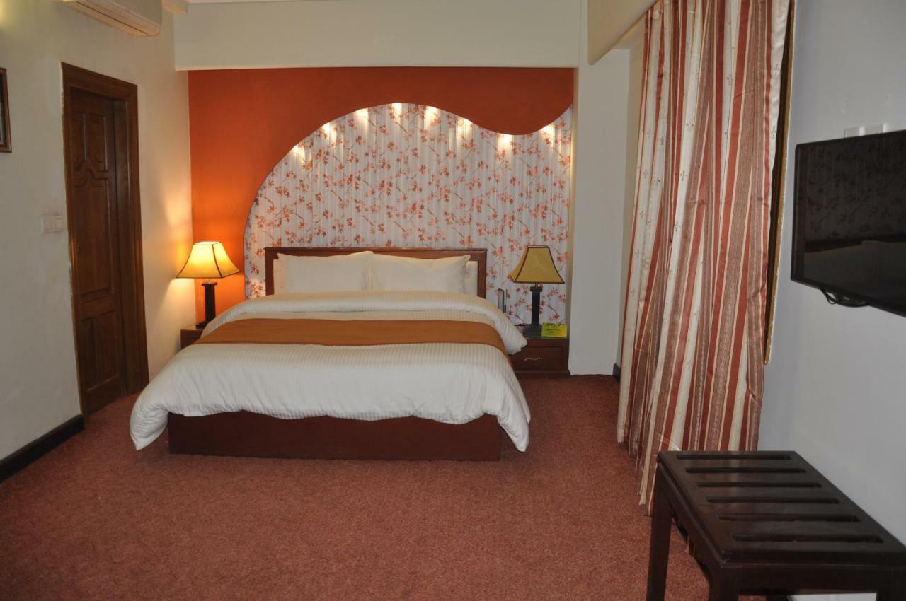 Fort Continental Hotel Péšávar Exteriér fotografie